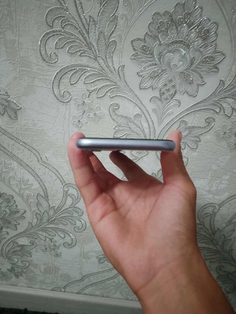 Iphone 11 telefoni sotiladi