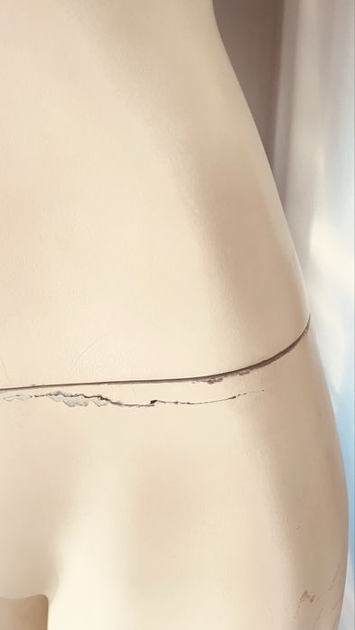 Дамски манекен със стойка.