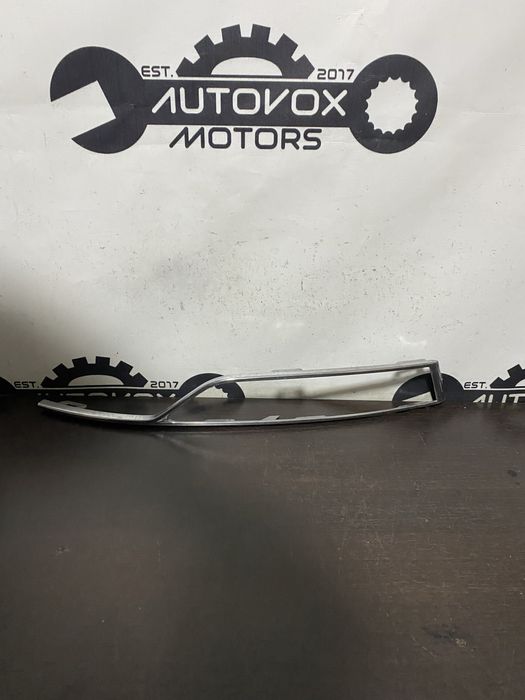 Ornament crom proiector stanga Skoda Octavia 4