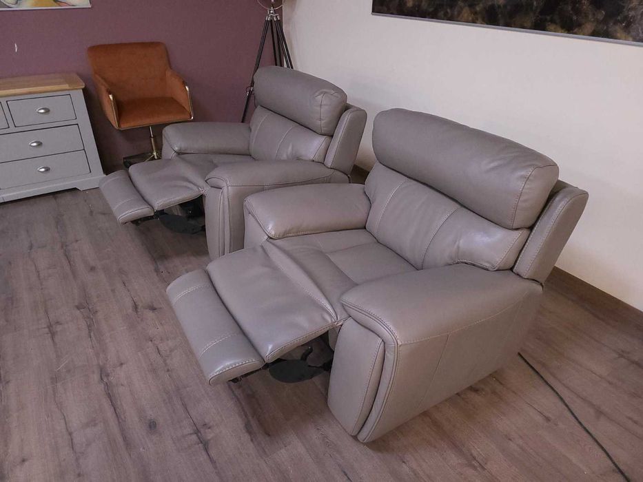 Бежови кожени фотьойли - 2 броя с електрически релакс механизъм