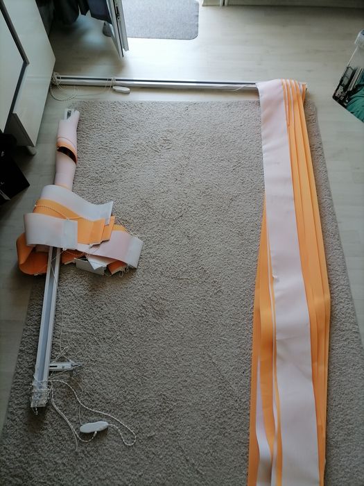 Vând 2 bucăți perdele reglabile, în stare buna, dimensiuni 140 lat,200