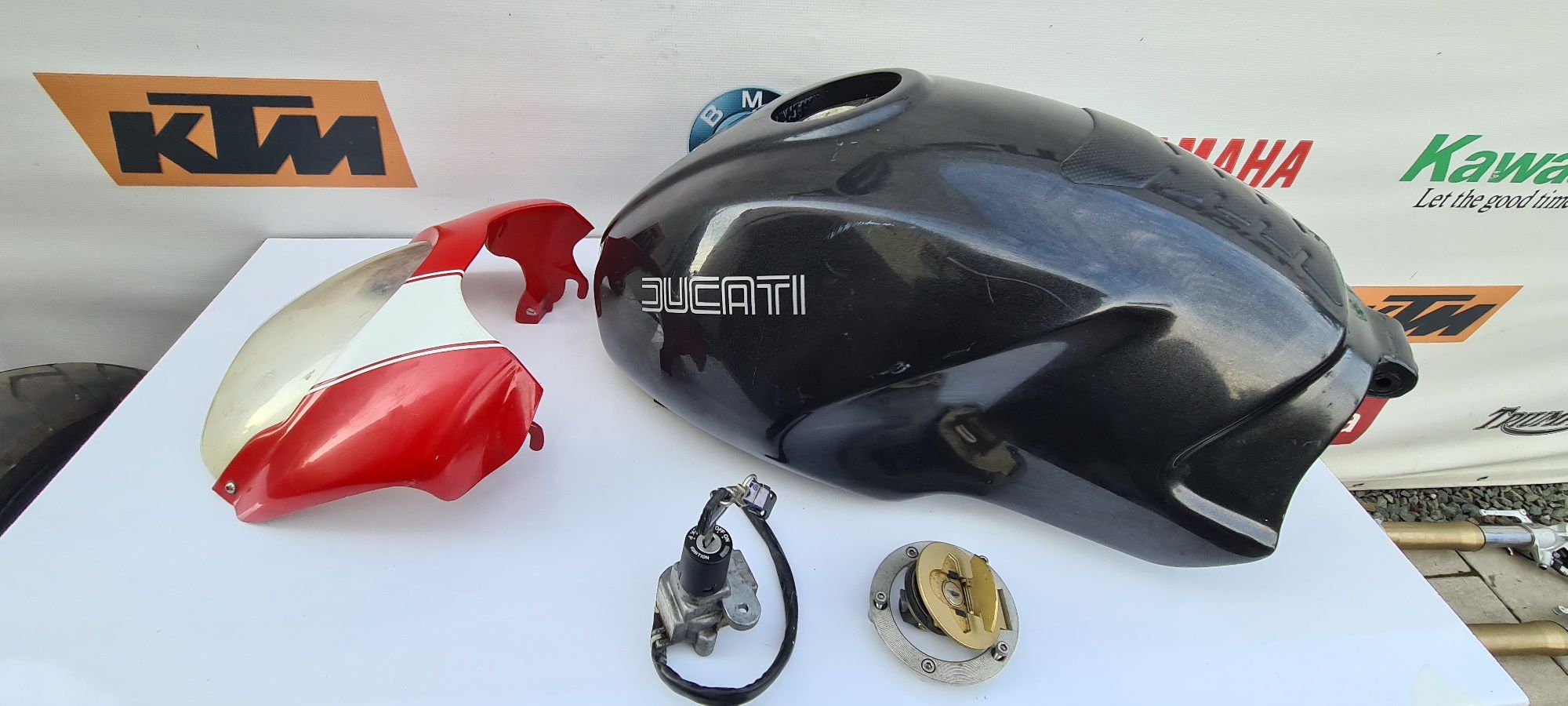 Rezervor plastic Ducati Monster cu carena far contact chei