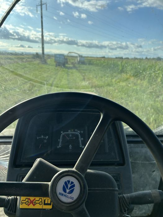 Vând tractor NewHolland M100