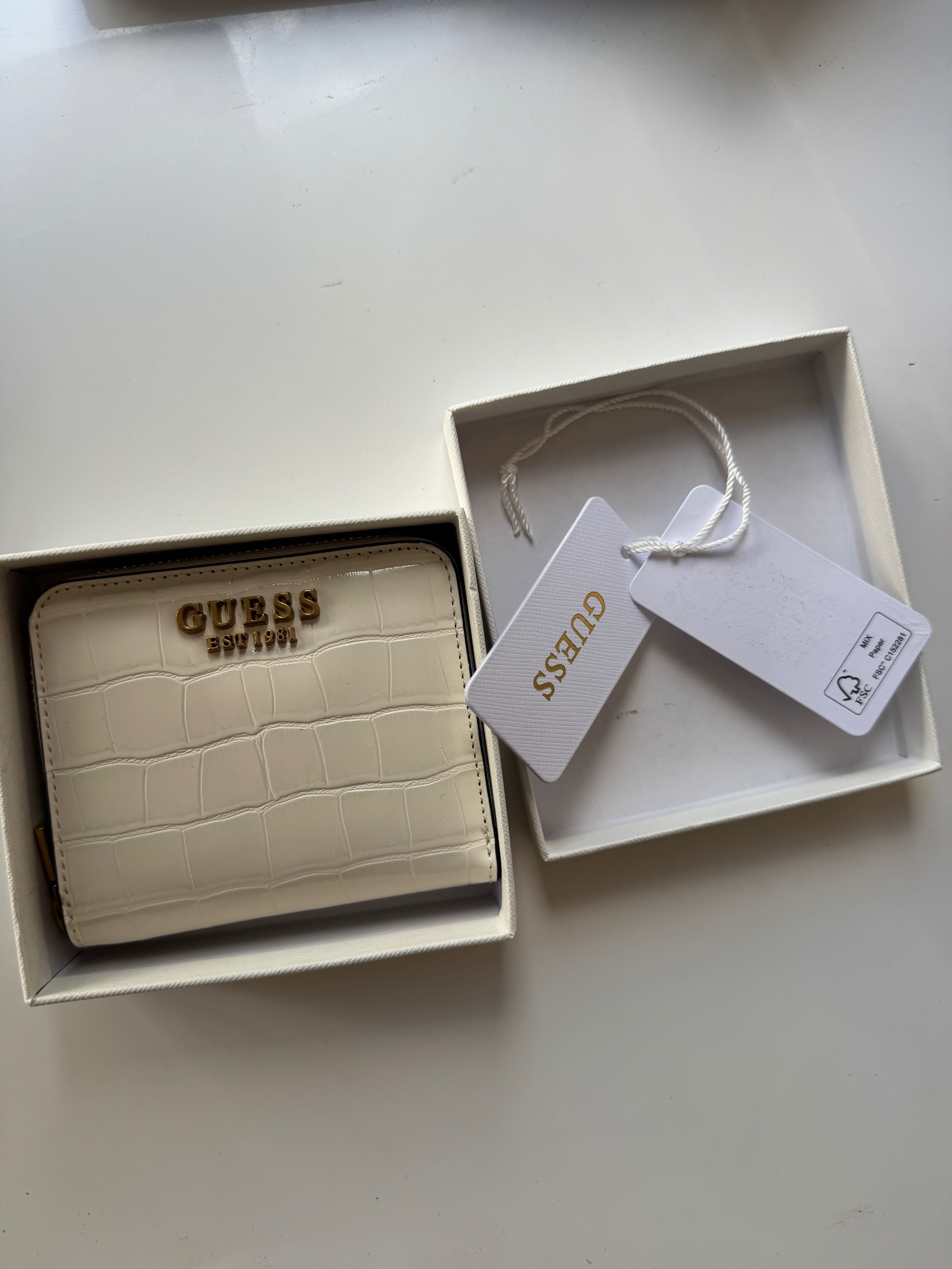 Guess оригинално портмоне