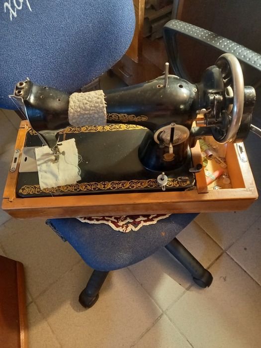 Продам две швейные машинки.