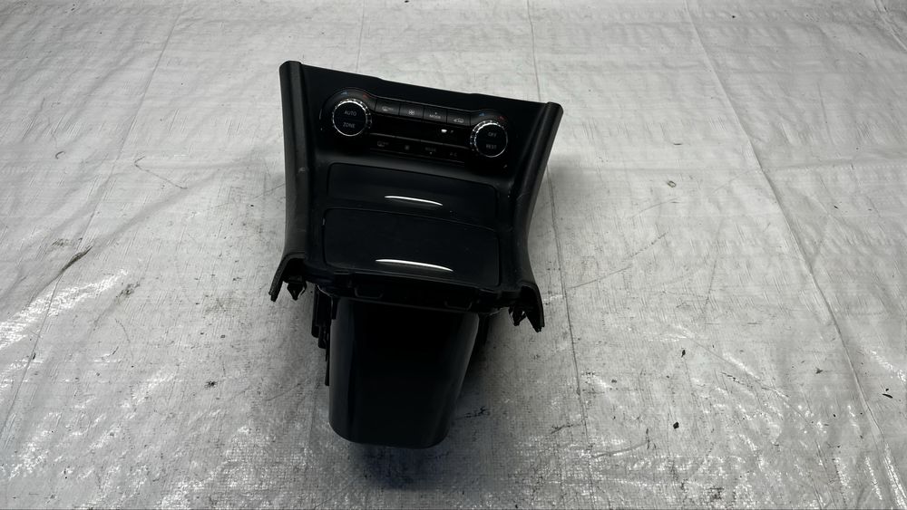 Mercedes A W176 централна конзола с климатроник.