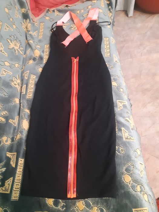 Продаются брендовые пиджаки и платья