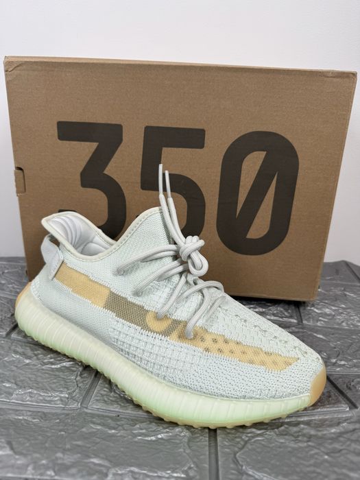 Yeezy 350 v2 Boost Hyperspace
