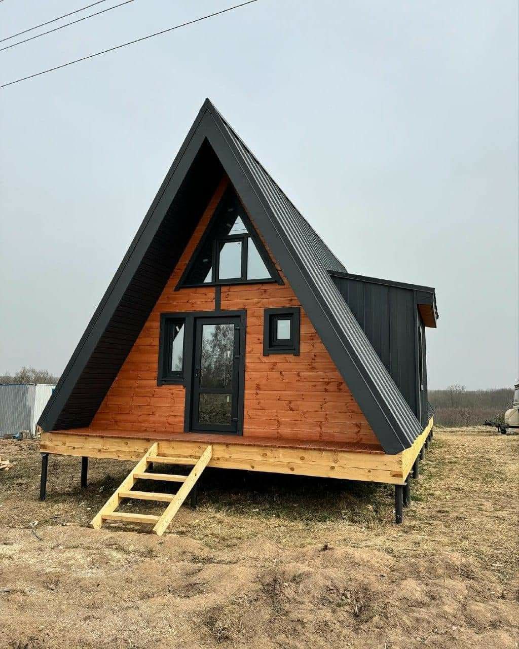 Cabana A Frame, case din lemn uscat și tratat, foișoare, magazii