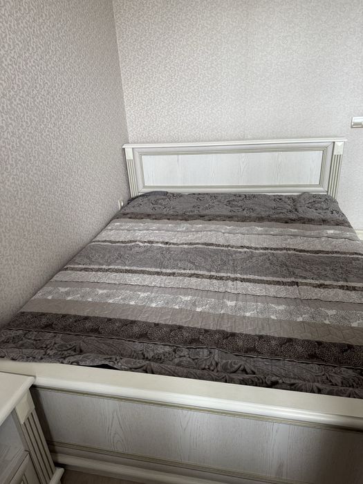 Кровать с двумя тумбочками