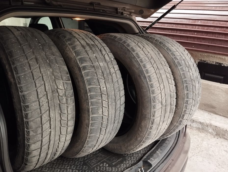 Продам зимние шины 235/60/18