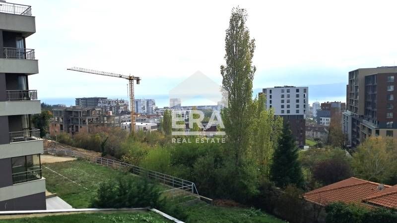 Тристаен, частично обзаведен апартамент за продажба, с морска панорама