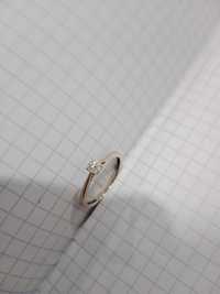 Белое золото кольцо бриллиант