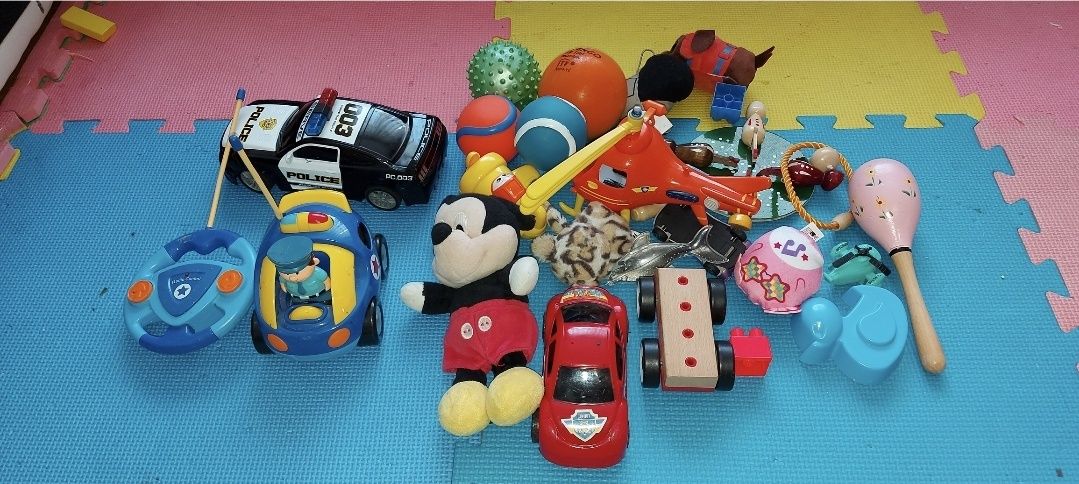 Vand aceste jucarii,carți si puzzle.