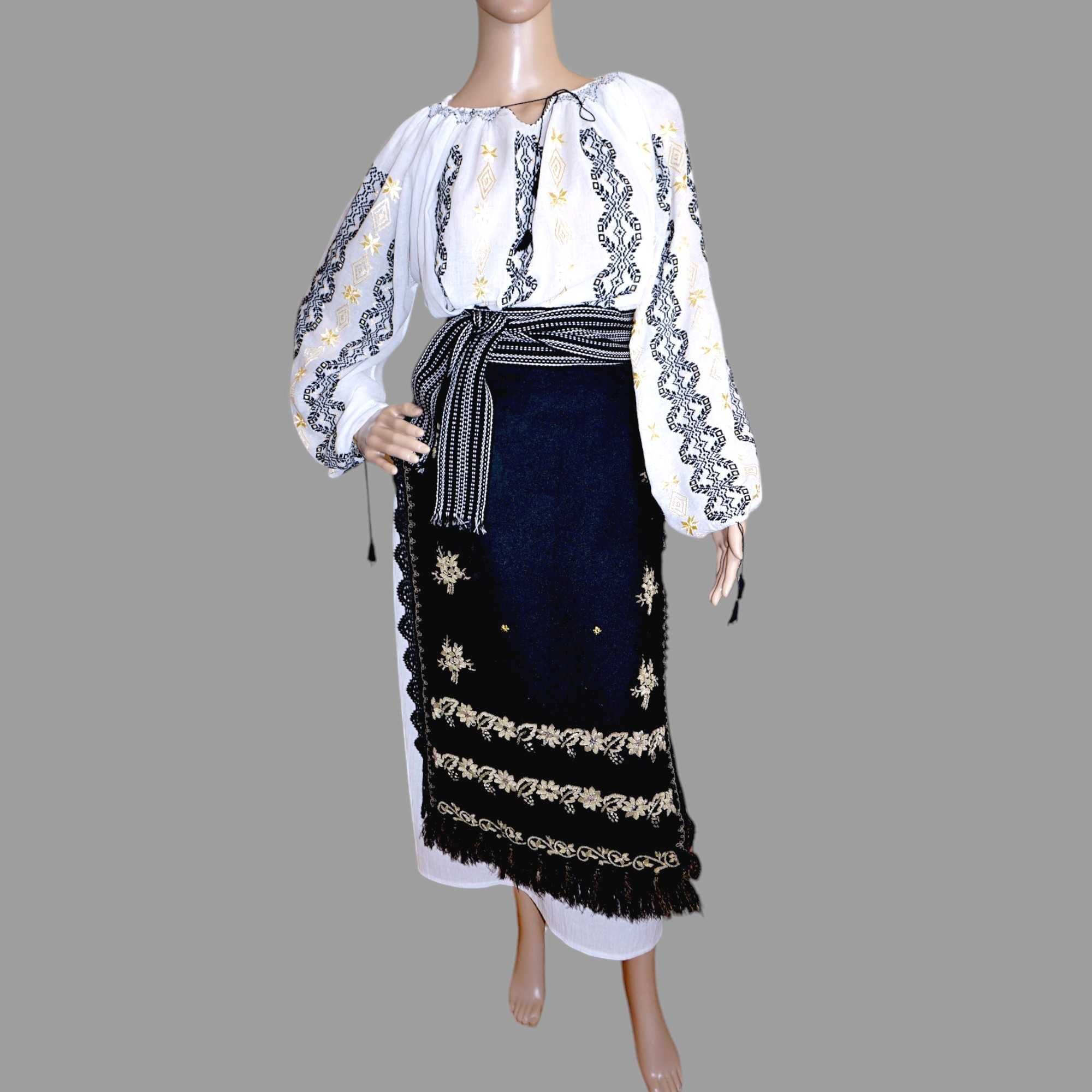 Costum popular cu ie brodata manual si catrinta fir metalic M-L
