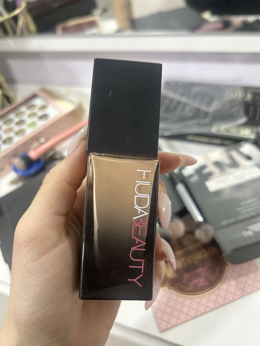 Фон дьо тен Huda Beauty