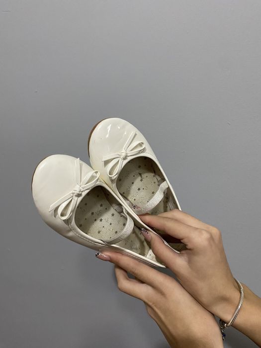 Бели лачени обувки за момиче