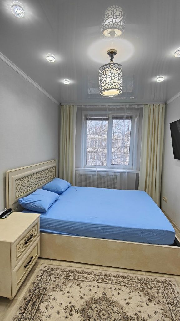 Кровать МДФ с подъёмным механизмом с отличным матрасом .