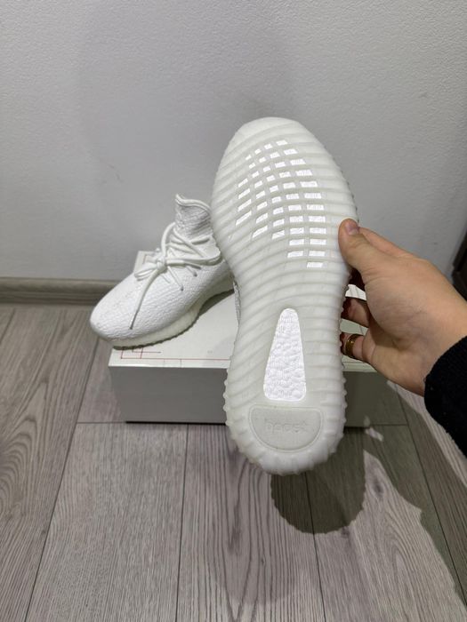 Yeezy 350: Cream White