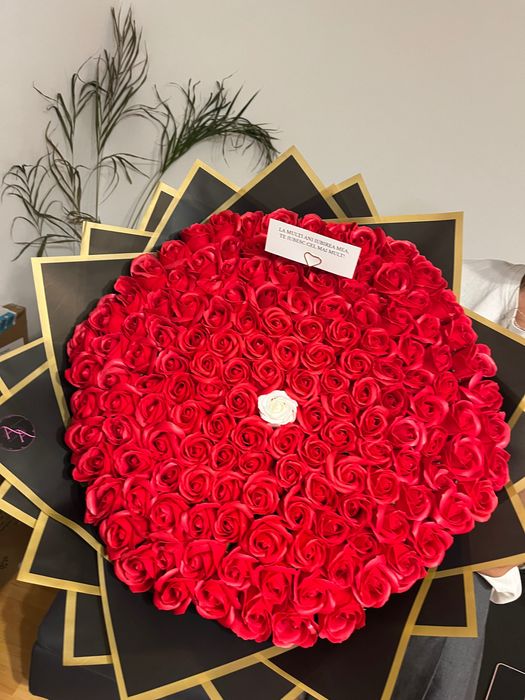 Buchet 101 trandafiri sapun rosu alb mov verde negru roz violet