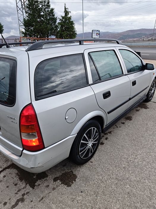 Продавам Опел Астра