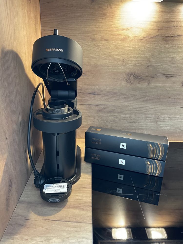 Expresor Nespresso aproape nou si cadou doua cutii cu capsule de cafea