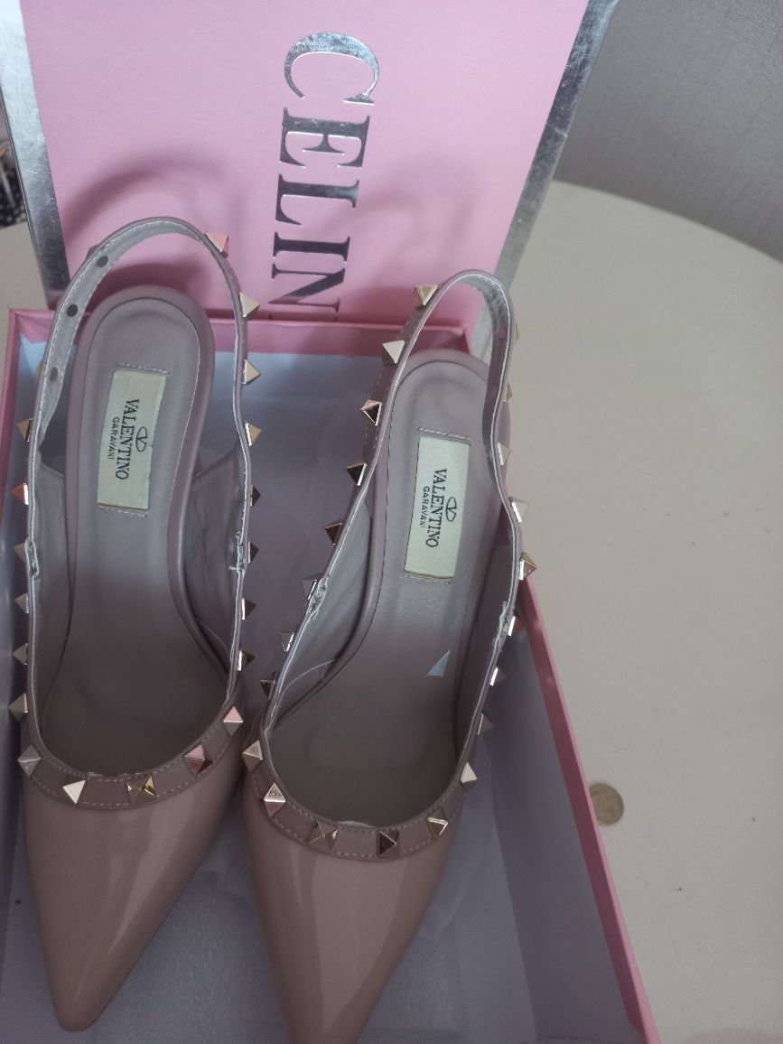 Продам новые туфли Valentino