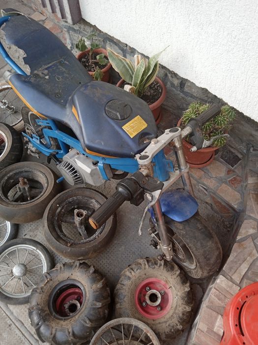 Moto copii cu motor original în stare bună de funcționare+ roți de sch