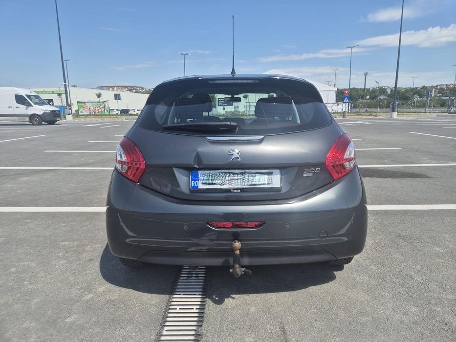 Vând Peugeot 208, cutie automata defecta