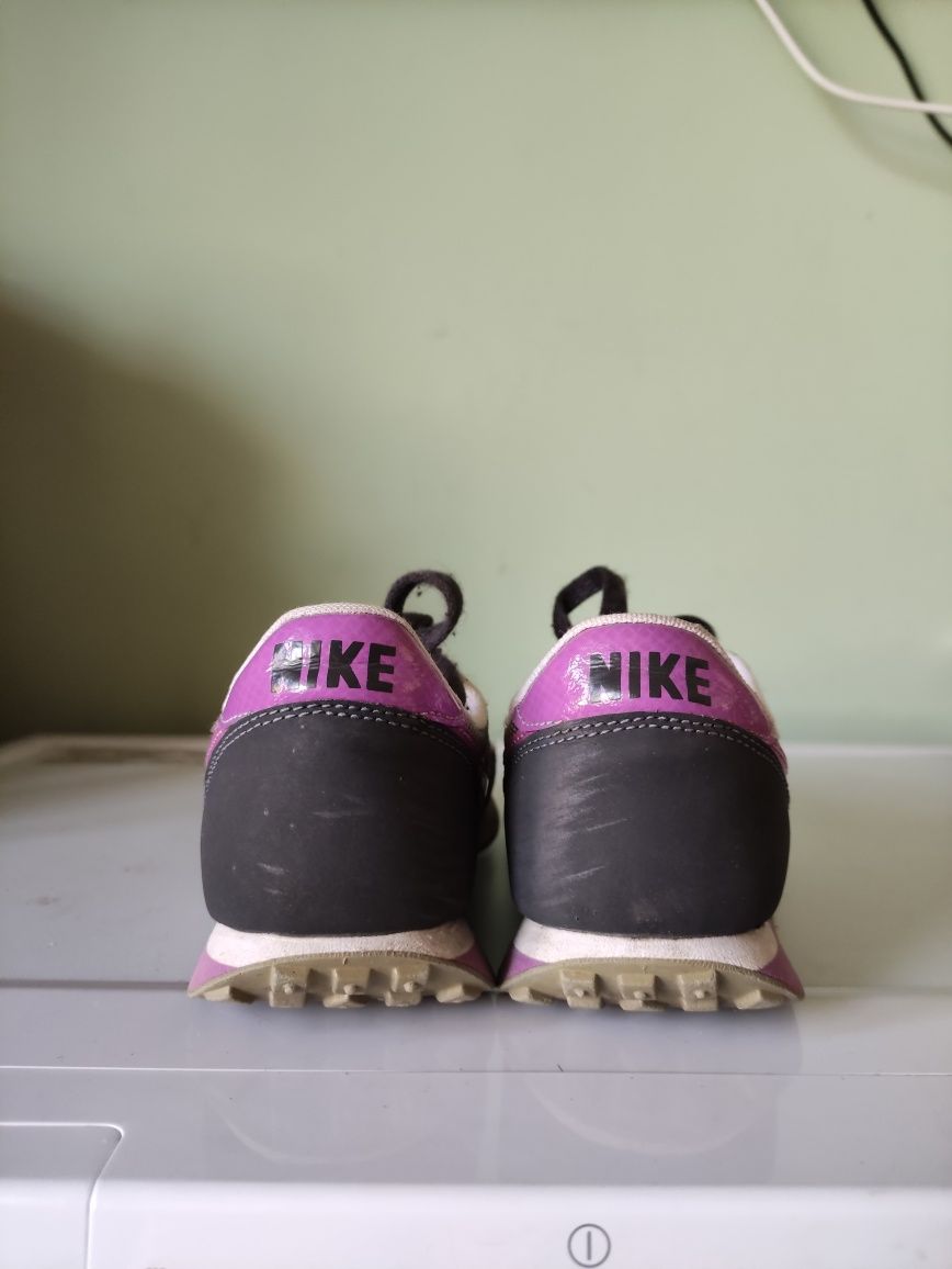Маратонки Adidas, Nike
