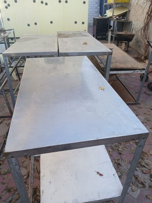 Металлически стол в хорошем состояние