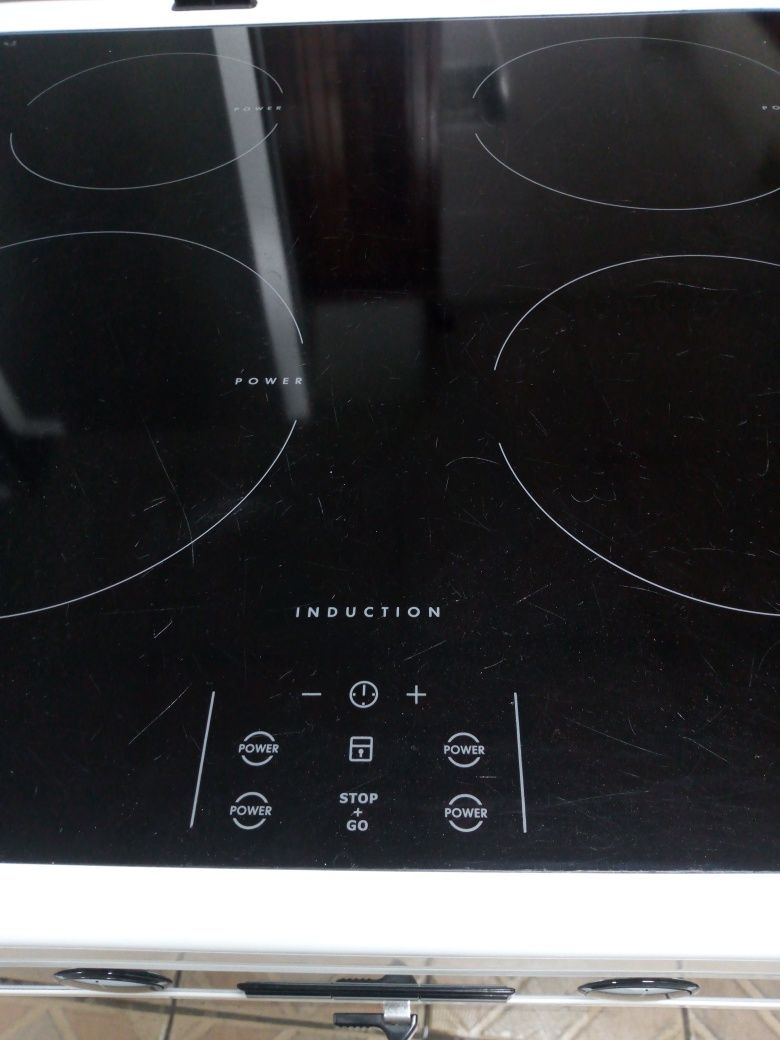 Свободно стояща печка с индукционни котлони  VOSS Electrolux !
