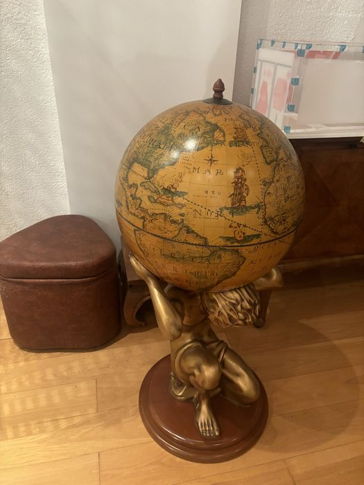 Minibar tip glob antic —glob suport pentru bauturi