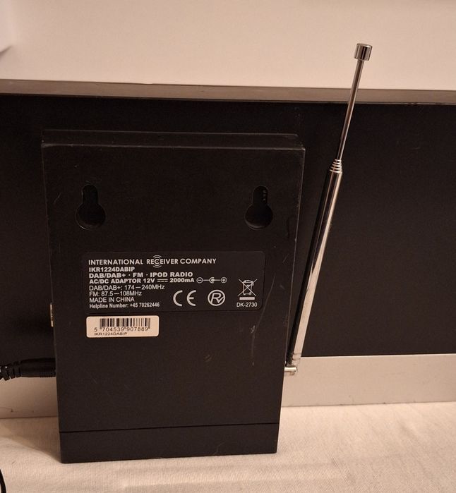 IPod Radio - DAB + FM, ceas, calendar si dock pentru IPhone si IPod