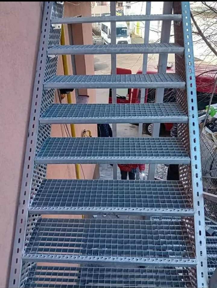 Confectionam scarii metalice zincate exterioare și pentru incendii , p