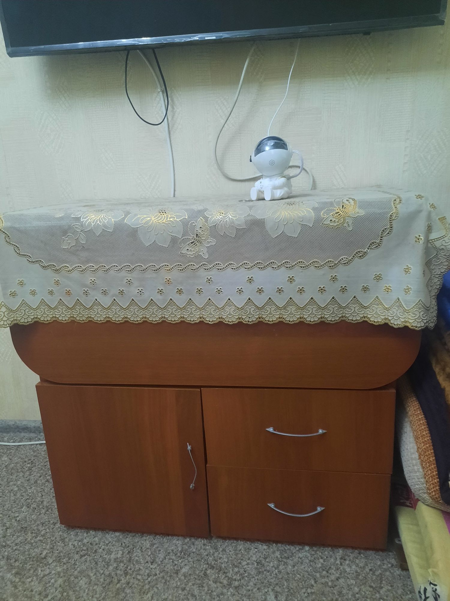 Продам стол раздвижной с полочками