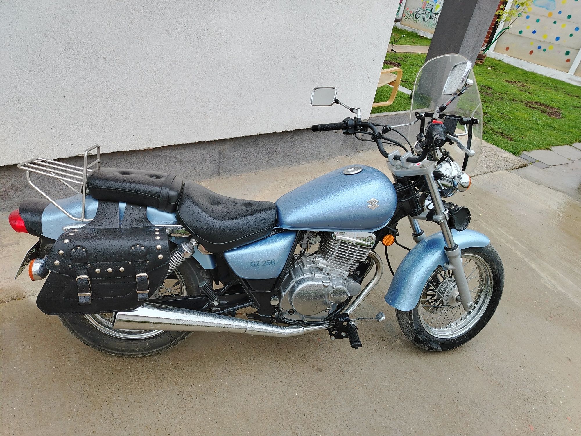 Vând SUZUKI GZ 250