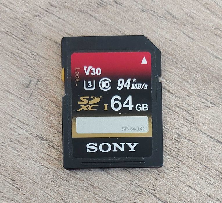 Sony A6000 + Китов обектив 16-50 + Карта памет SDXC Sony 64 GB