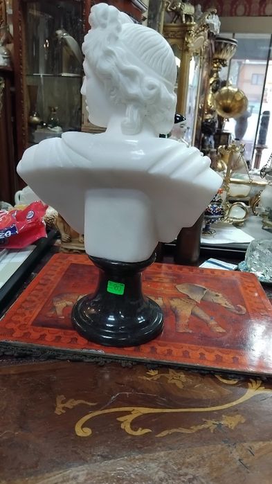 Мраморни бюстове!