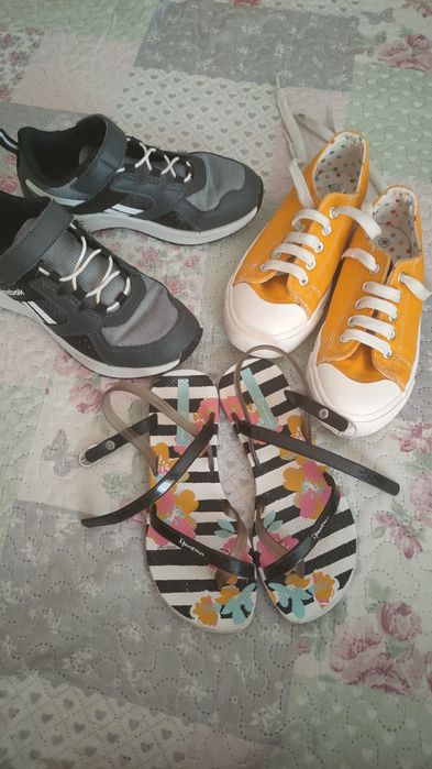 Маратонки Reebok, кецове, и сандали Ipanema.
