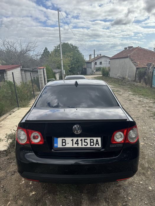 Продавам Volkswagen jetta
