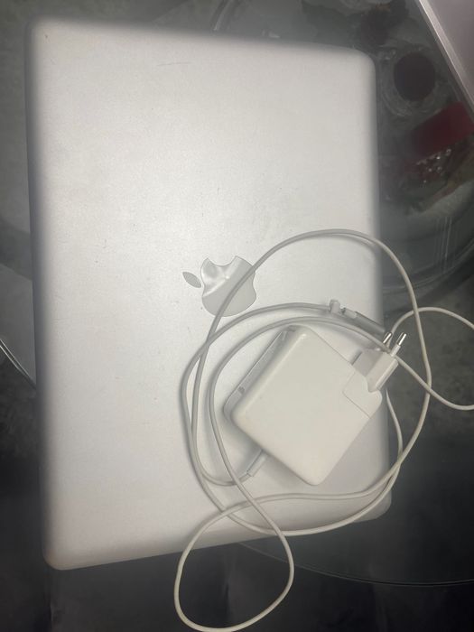 Продавам MacBook Apple