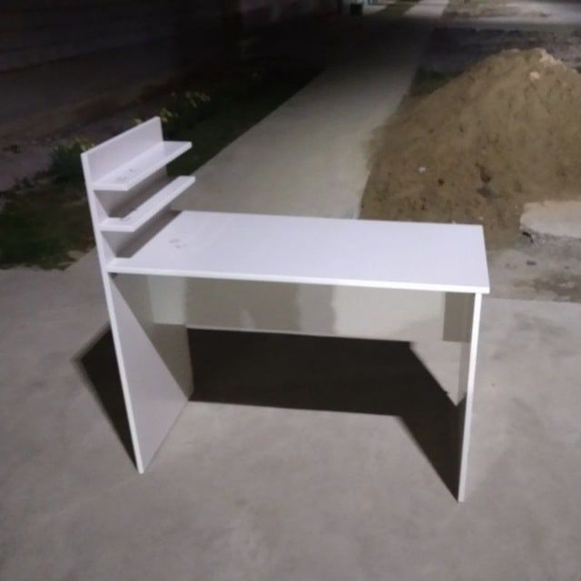 Маникюрный стол продаётся.