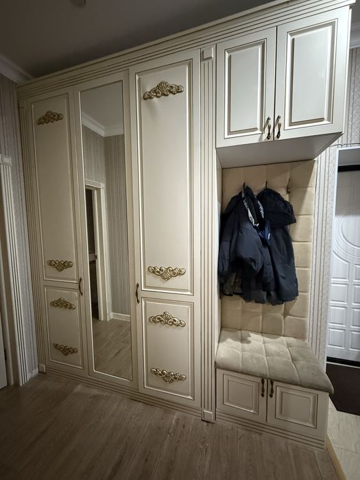 Прихожка б/у за 10тыс. Высота 2,85м с карнизом, 2,75м без карниза