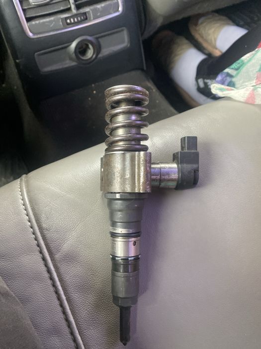 Vand 2 injectoare  passat b6 2.0  cod motor bmr