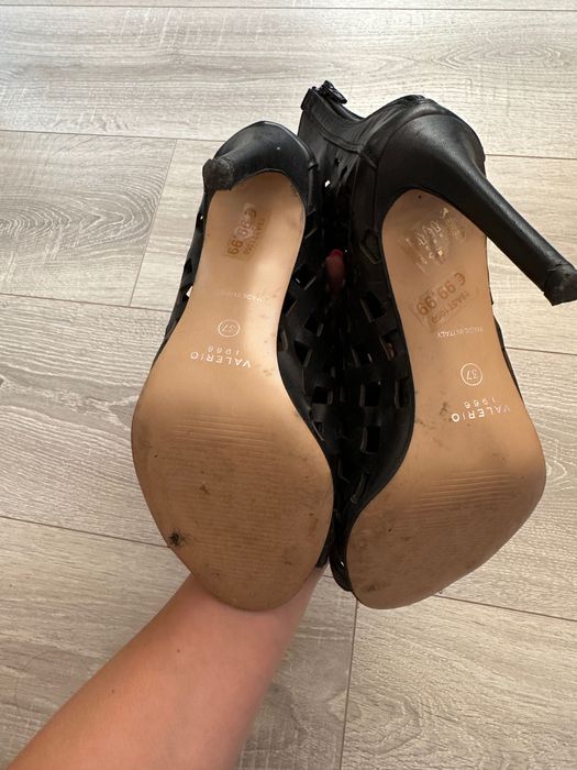 Botine cu toc Valerio 1966 piele perforata negre