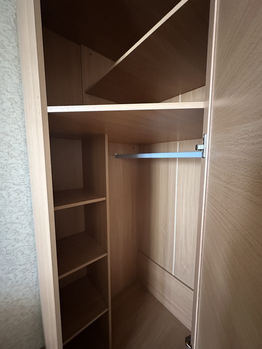 Угловой шваф вместительный с зеркалом