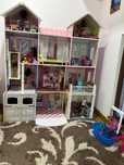 Casa de păpuși cu etaj și lift + păpuși Barbie și accesorii