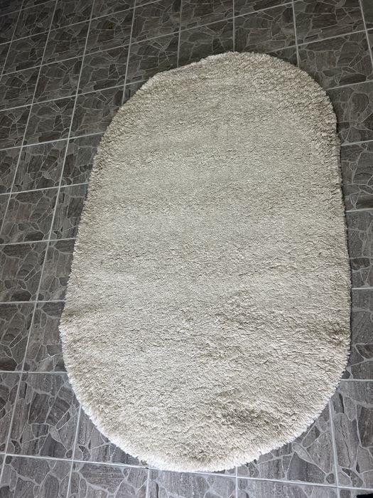 Covor oval cu fire răsucite culoare crem