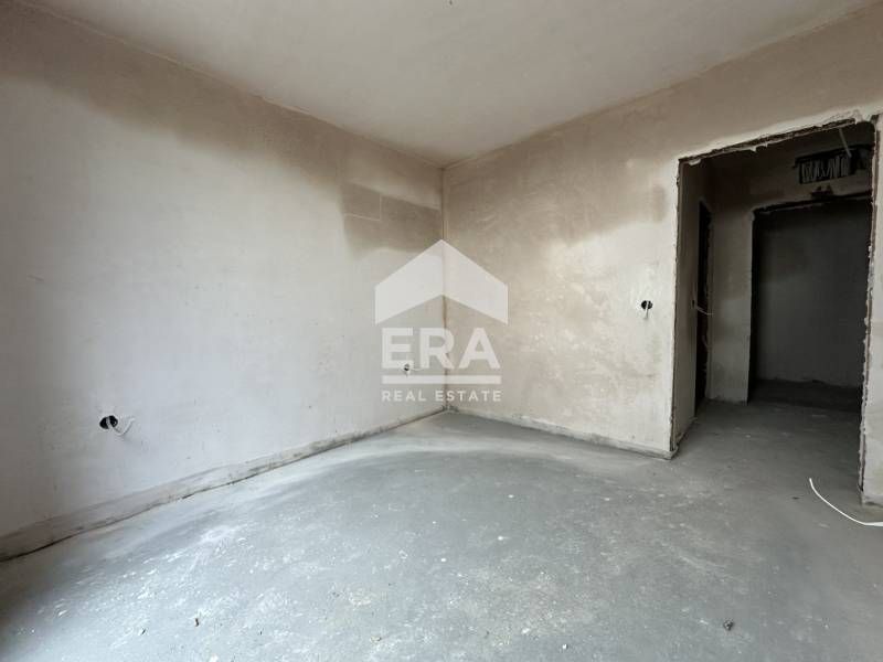 Тристаен, ексклузивен, източен апартамент за продажба, с голяма дневна